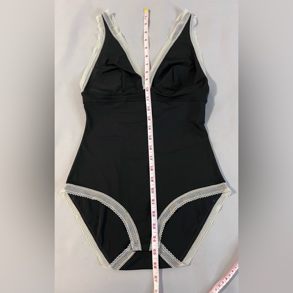 Victoria's Secret Women’s plunge bodysuit Sz Medium Black Lace - Picture 5 of 8